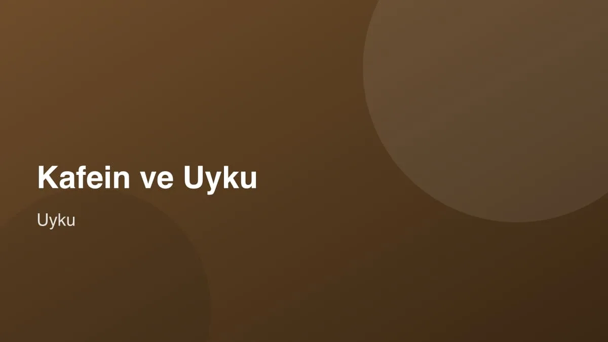 Ahşap masada bir fincan kahve ve yanında saat